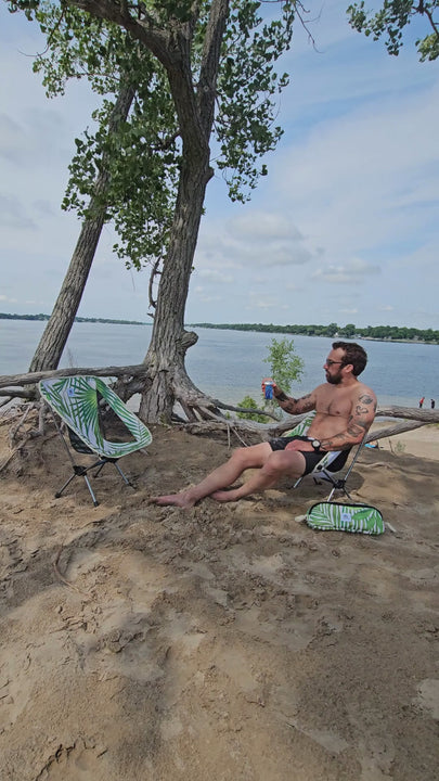suniela beach chair with green palm pattern for travel adventures